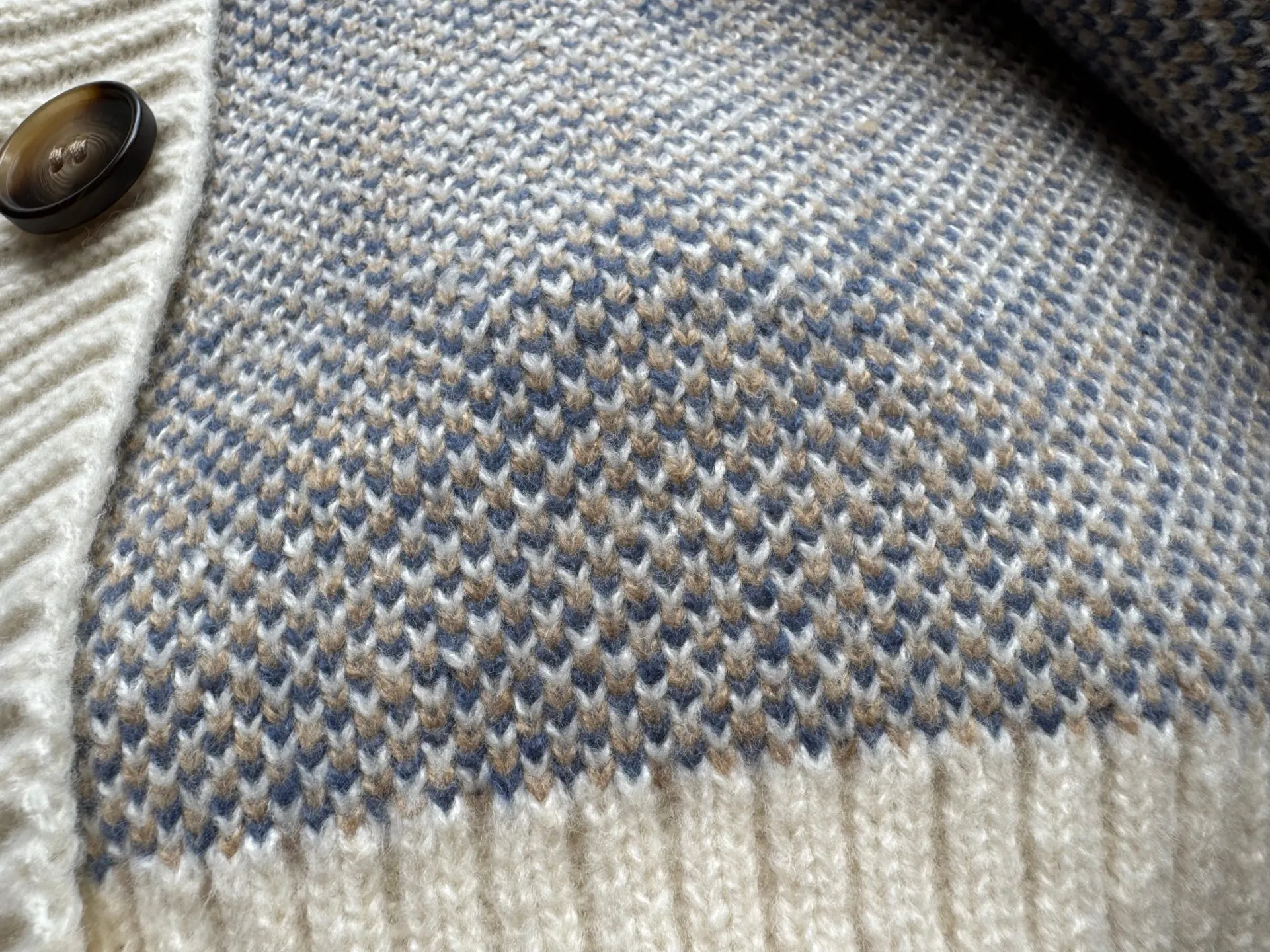 P220 Ralph Lauren old money style cable sweater. The end of the sweater must be twisted! Want to go for an American retro style but are afraid of using too much force? This cable cardigan can be called a "retro dressing cheat"~ ▫️Cable workmanship = the king of retro atmosphere: the three-dimensional cable pattern replicates the texture of American vintage clothes, not deliberately to look old, but with a "sensation of luxury accumulated over time". The moment you put it on, you have the "smell of a male protagonist in a campus movie", and the hair tie was praised as "clothes cheating" when taking photos~ ▫️It doesn't matter your body shape but also hides a lot of fat. It can also be worn by boys with broad shoulders and slightly fat, V The collar can also modify the neck line, making the person look more upright~ Wear it under a coat/down jacket in winter, revealing the cable ties and small red labels, and the sense of layering is directly stunning~ It is perfect with sneakers and leather shoes. American boys rush with their eyes closed, and directly reorganize their wardrobe~ Color: Navy Blue Apricot Size S Height 165-170CM Weight 110-125 M Height 170-175CM Weight 125-140 L Height 175-185CM Weight 140-155